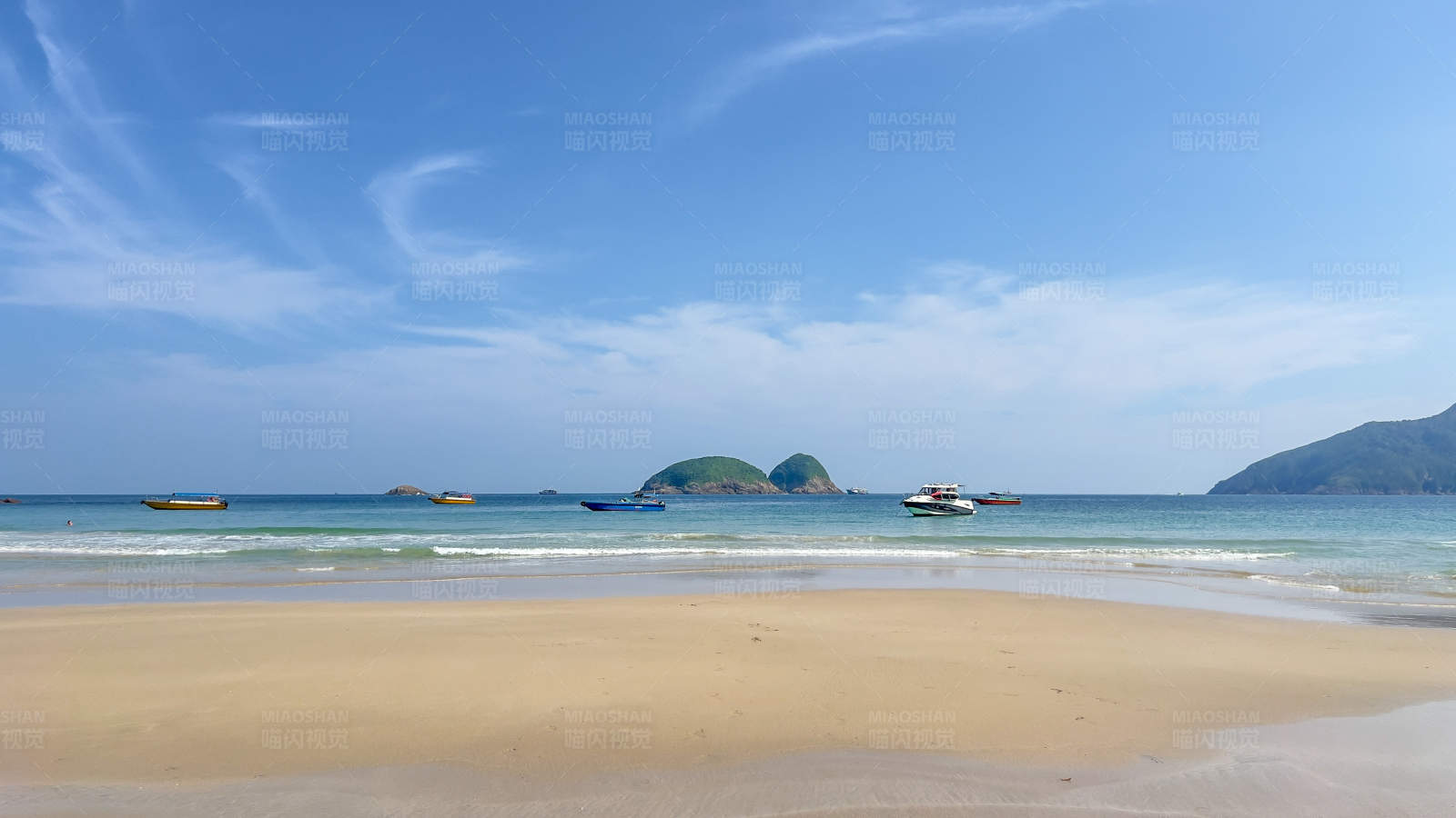 海滩上的船只与蓝天图片