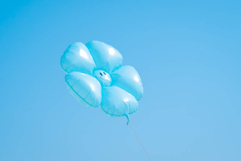 蓝天上的花朵气球图片