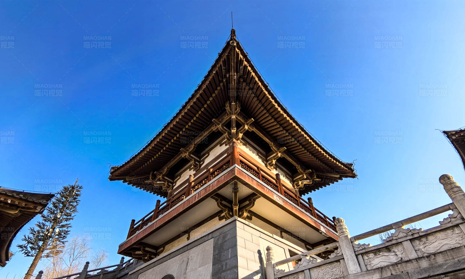 古塔蓝天图片