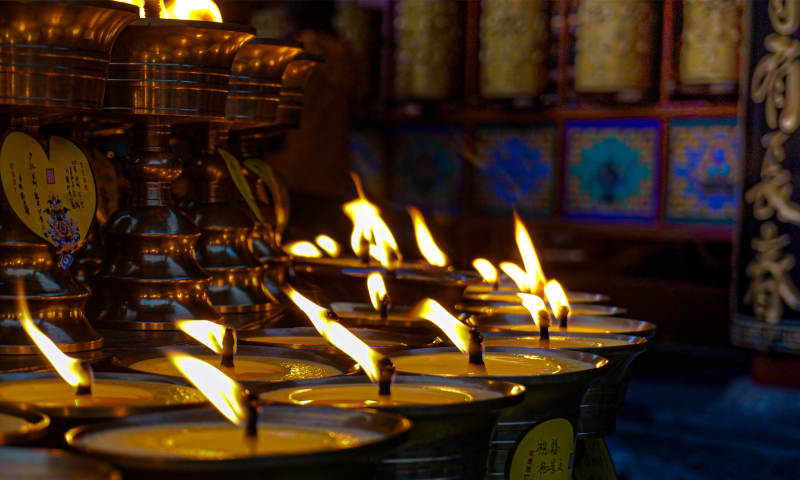 寺庙烛光图片