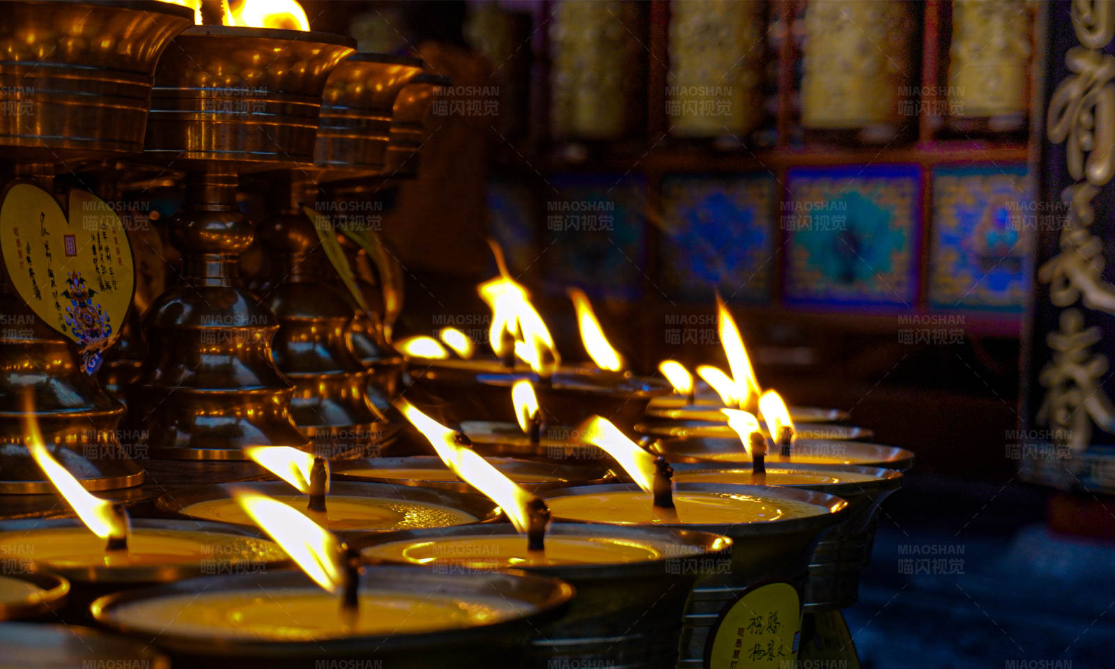 寺庙烛光图片