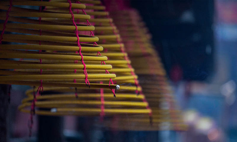 庙中香火盘绕图片