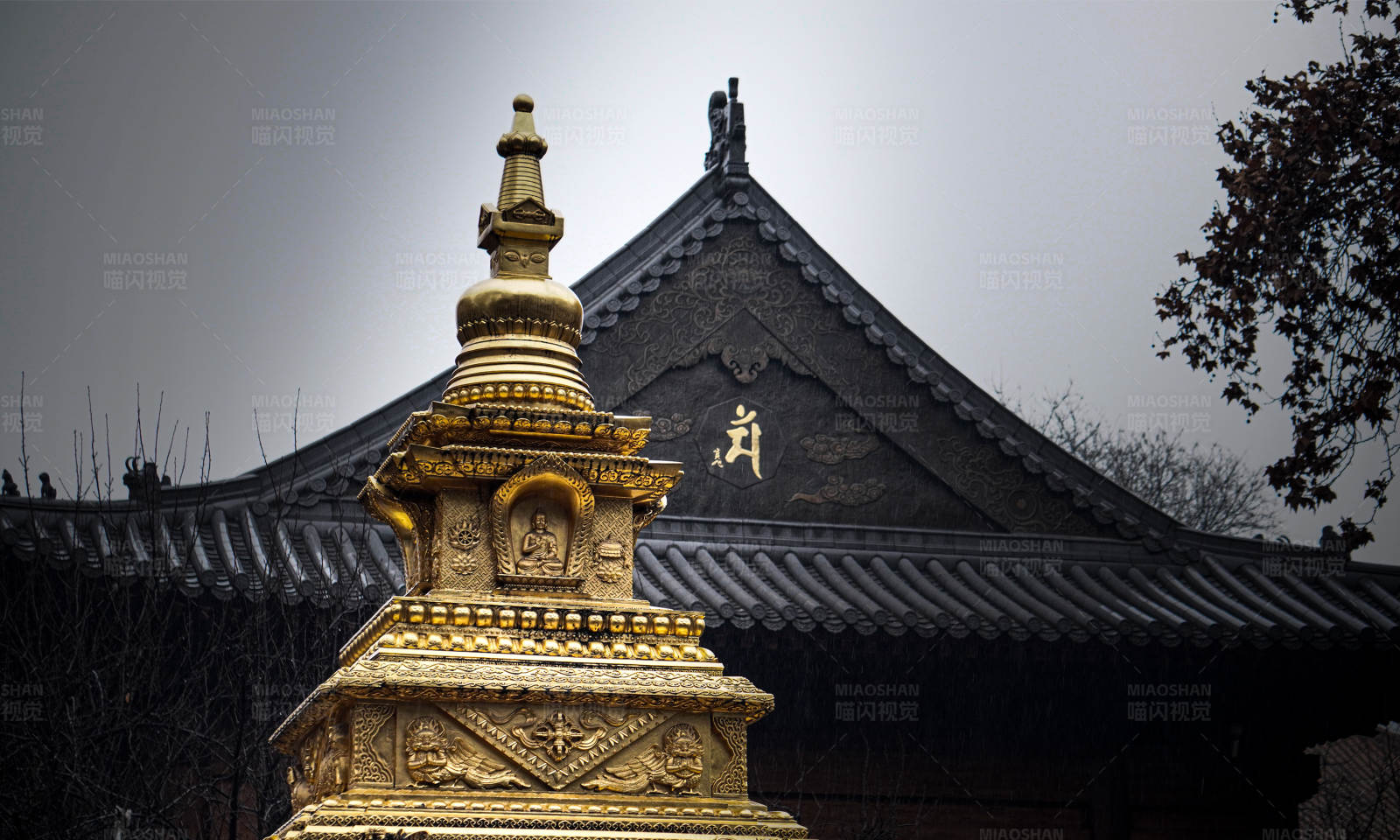 金色佛塔与古建筑图片