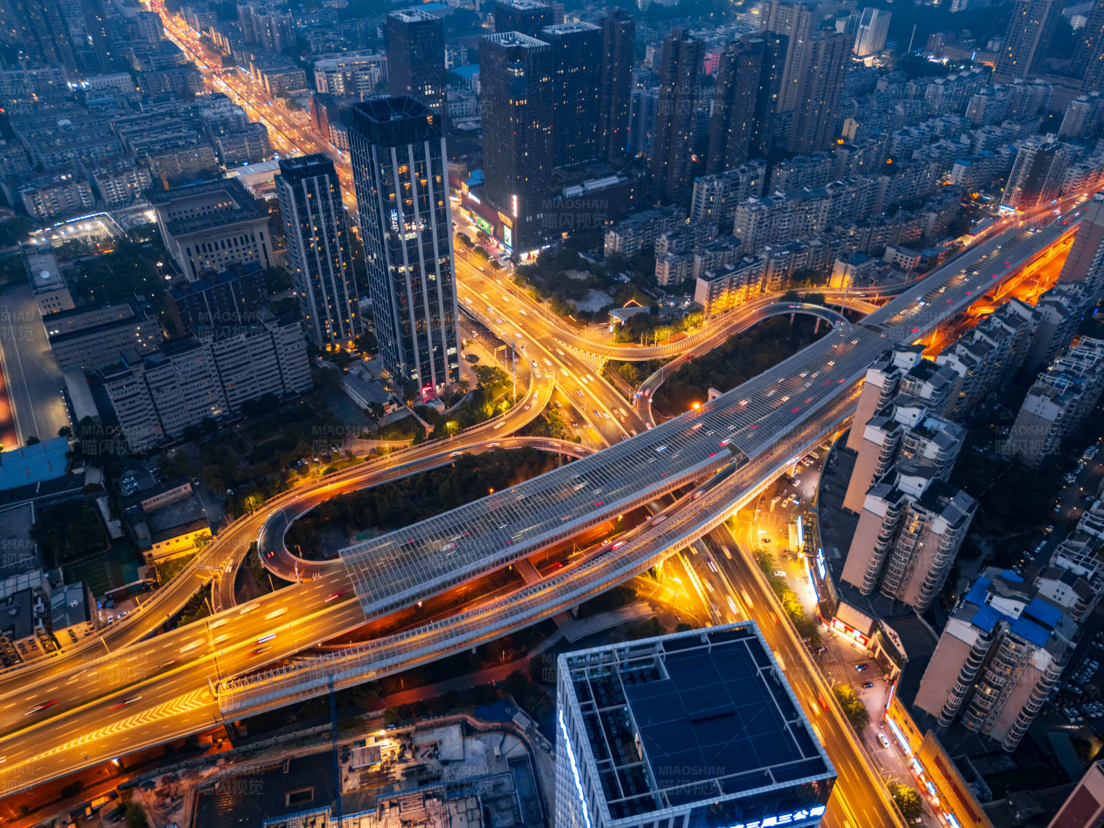 夜幕下的城市，武汉尤李立交桥图片