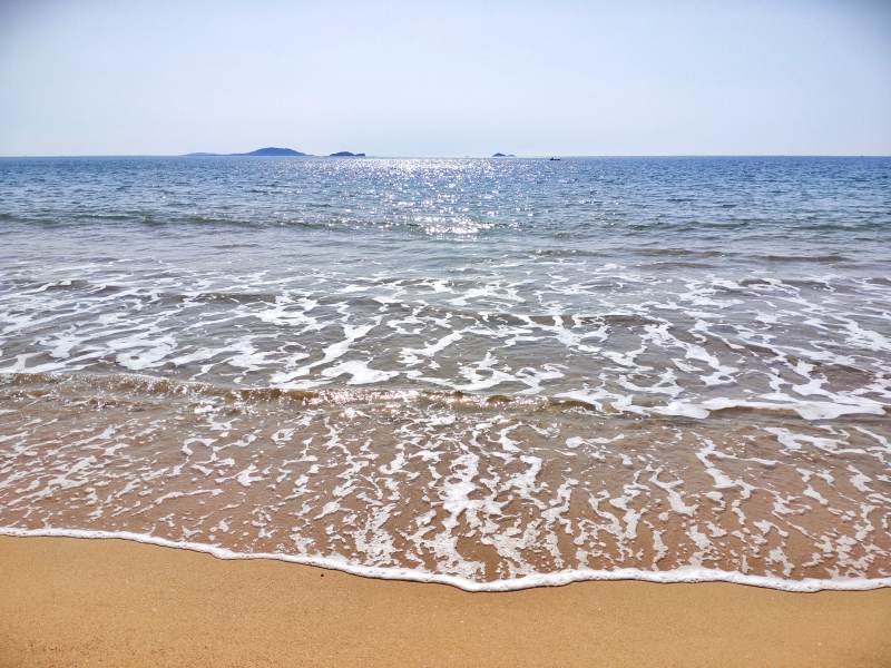 海浪轻拍沙滩图片