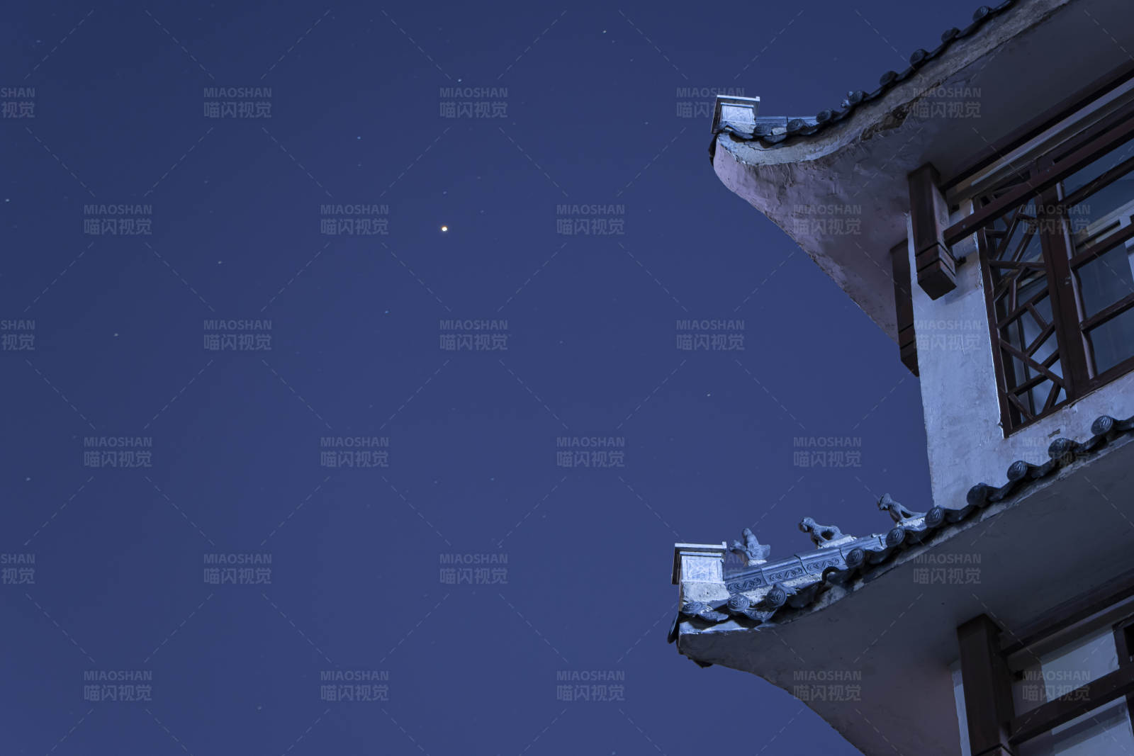 夜空中的星星与屋檐图片