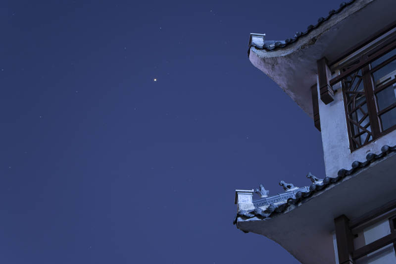 夜空中的星星与屋檐图片