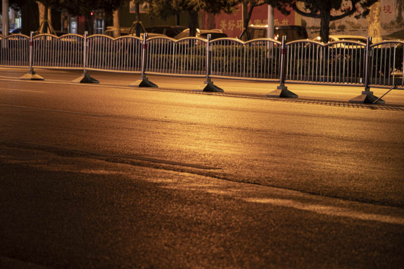 夜幕下的城市护栏图片