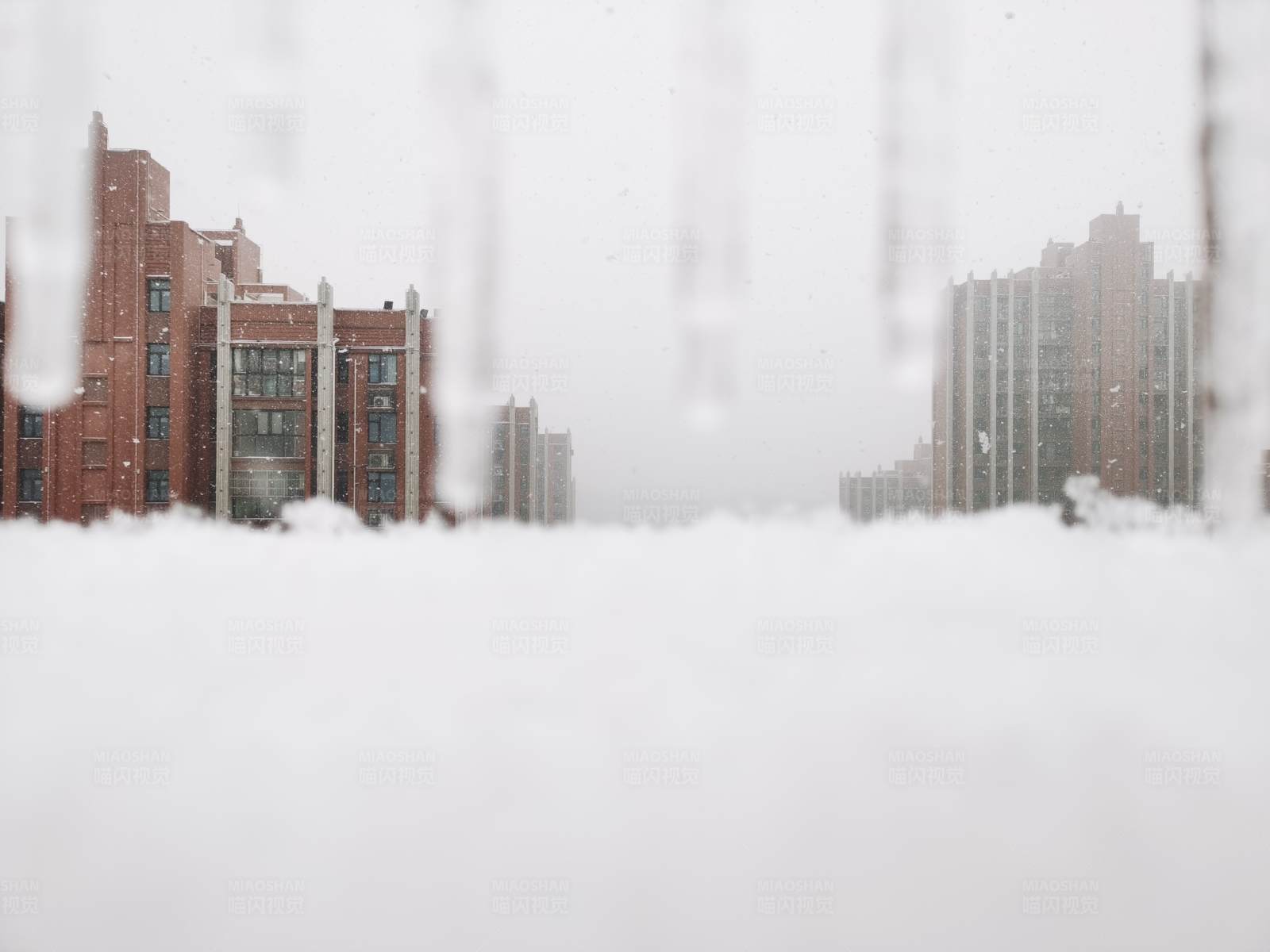 雪中的城市图片