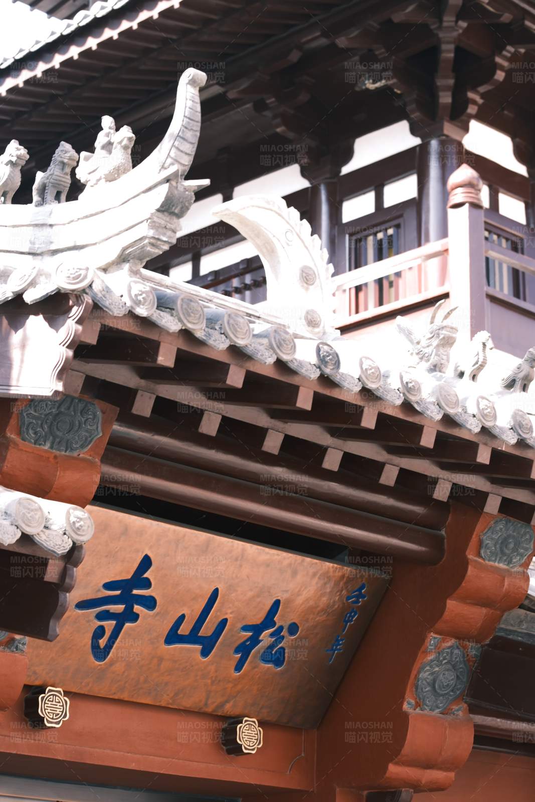 古建筑的屋檐与牌匾图片