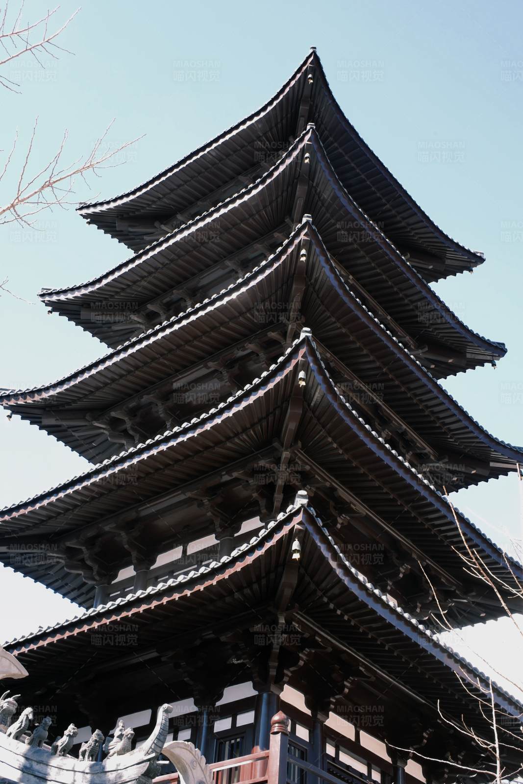 五层古塔映蓝天图片