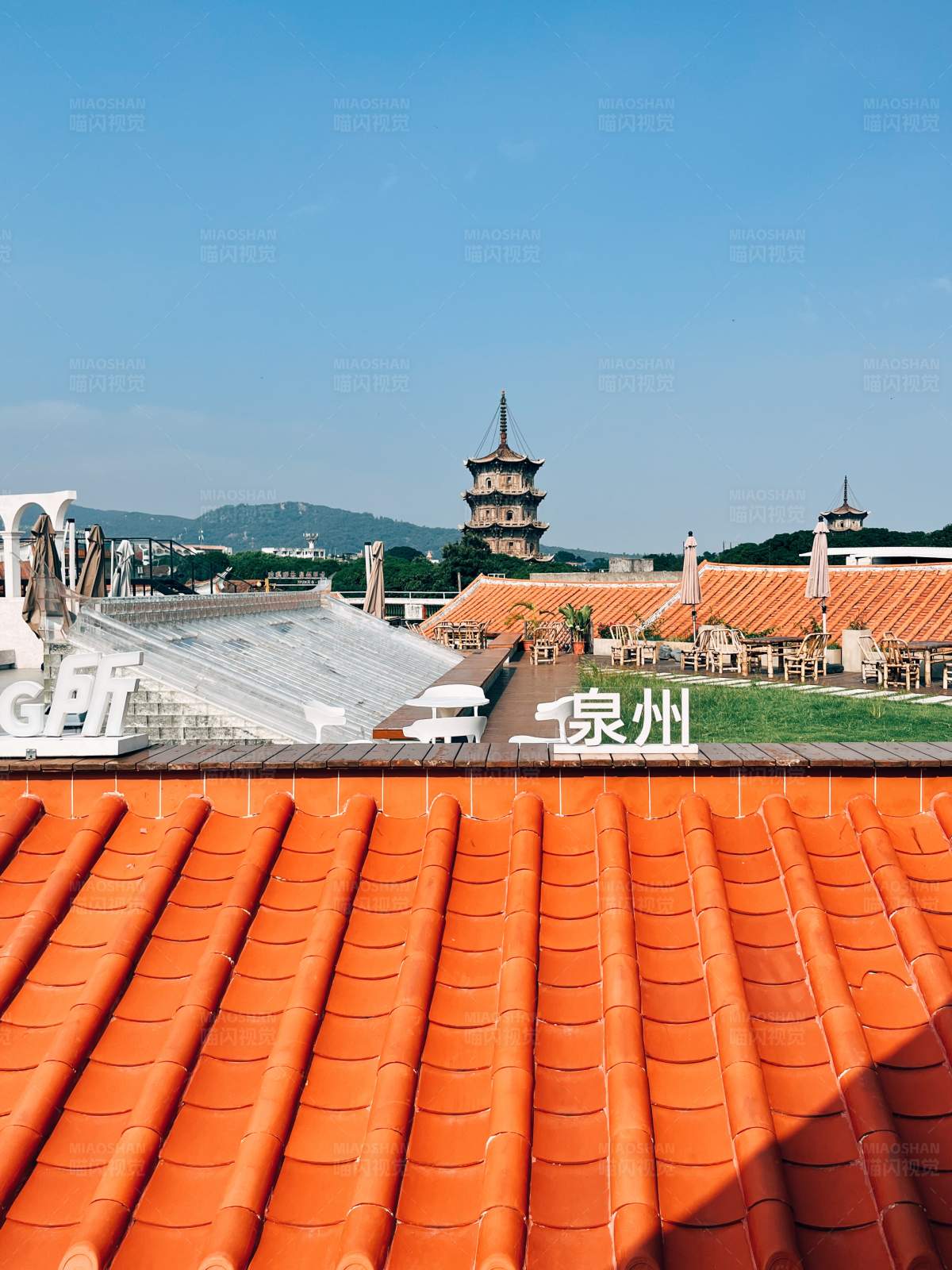 泉州古塔与红瓦屋顶图片