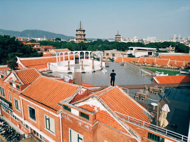 屋顶上的孤独身影图片