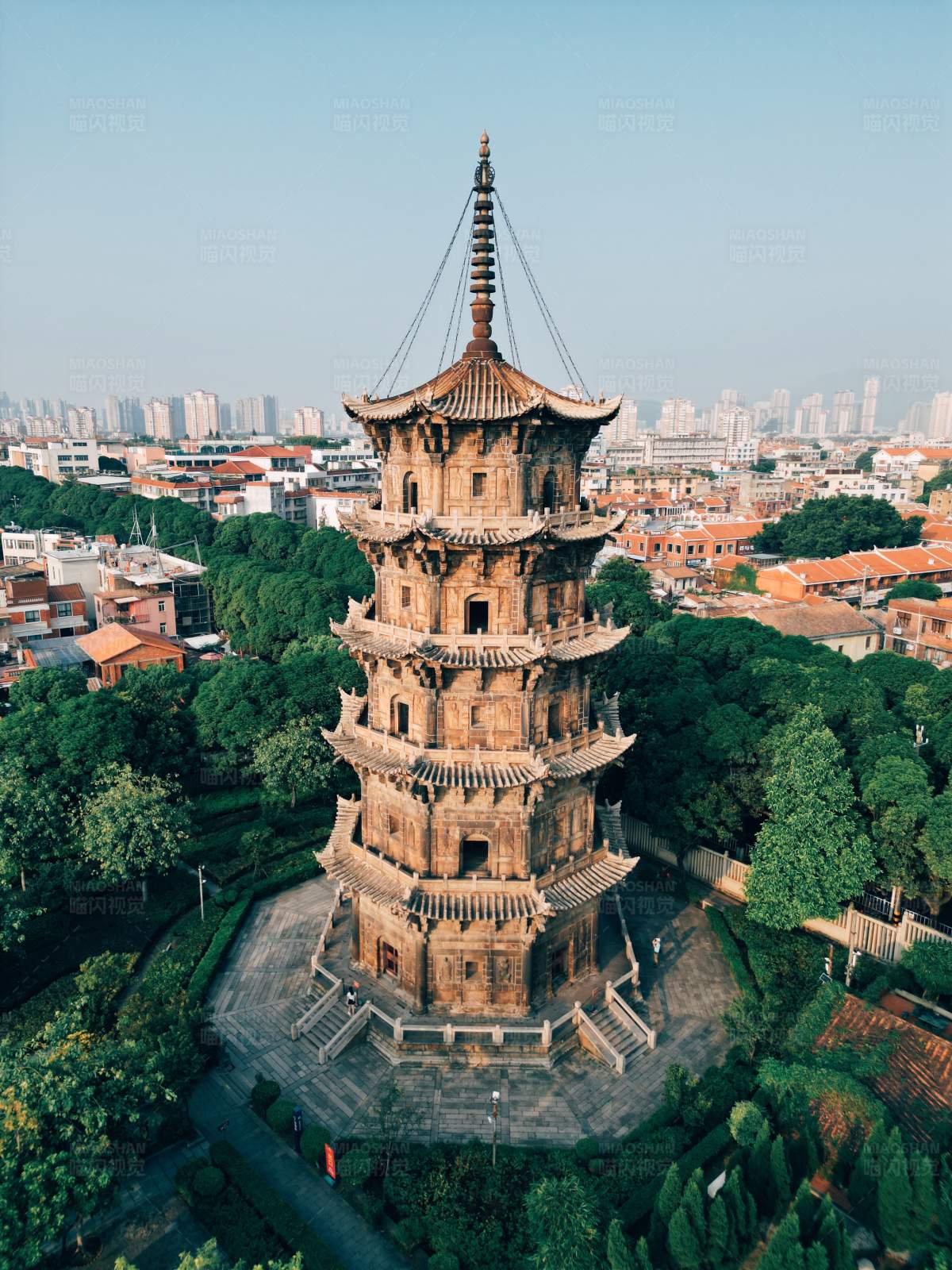 古塔耸立 城市背景图片