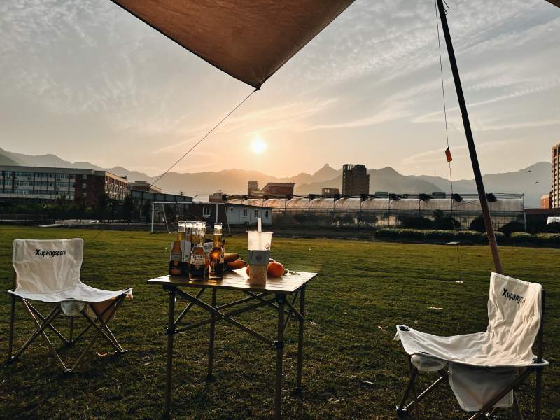 夕阳下的野餐时光图片