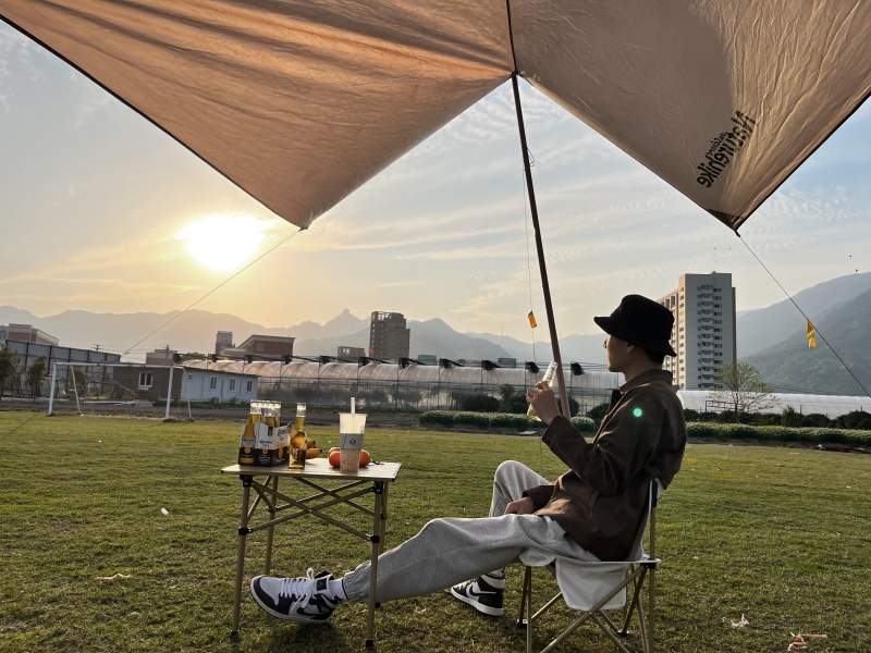 夕阳下的悠闲露营时光图片