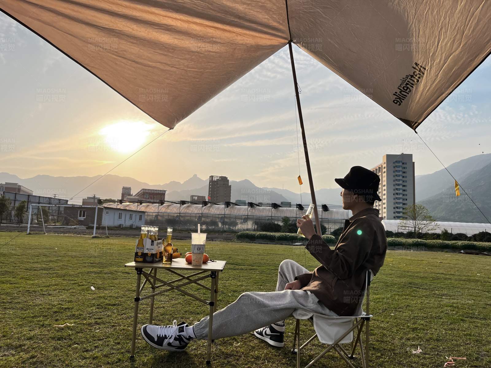 夕阳下的悠闲露营时光图片