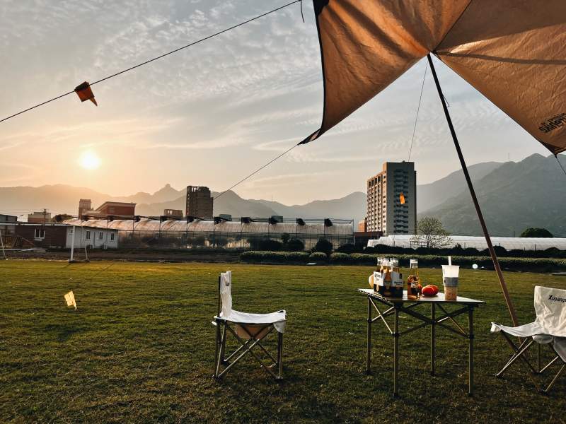 夕阳下的露营时光图片