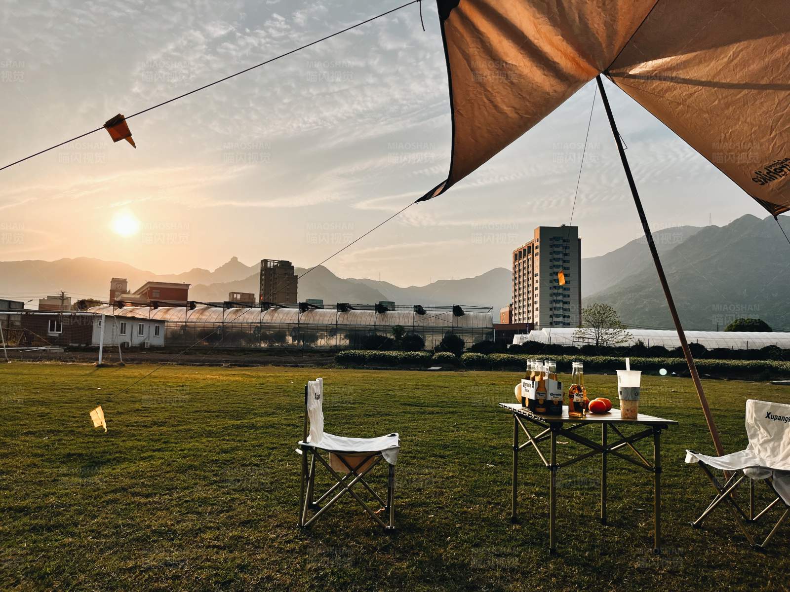 夕阳下的露营时光图片