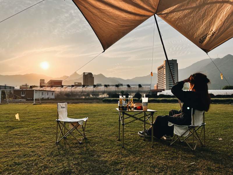 夕阳下的悠闲野餐时光图片