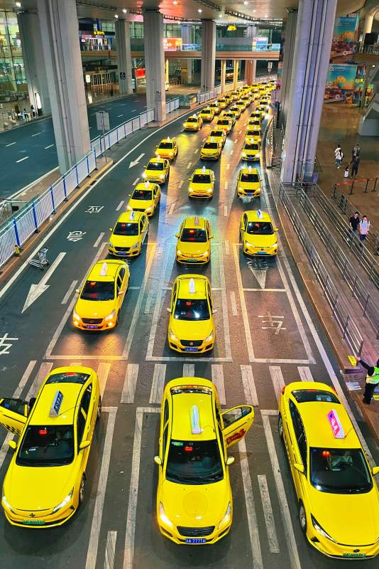 黄色出租车排队等候图片
