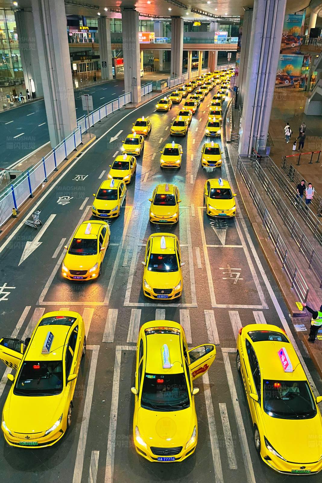 黄色出租车排队等候图片