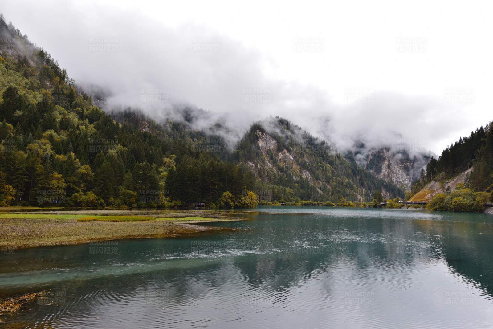 云雾缭绕的山间湖泊图片