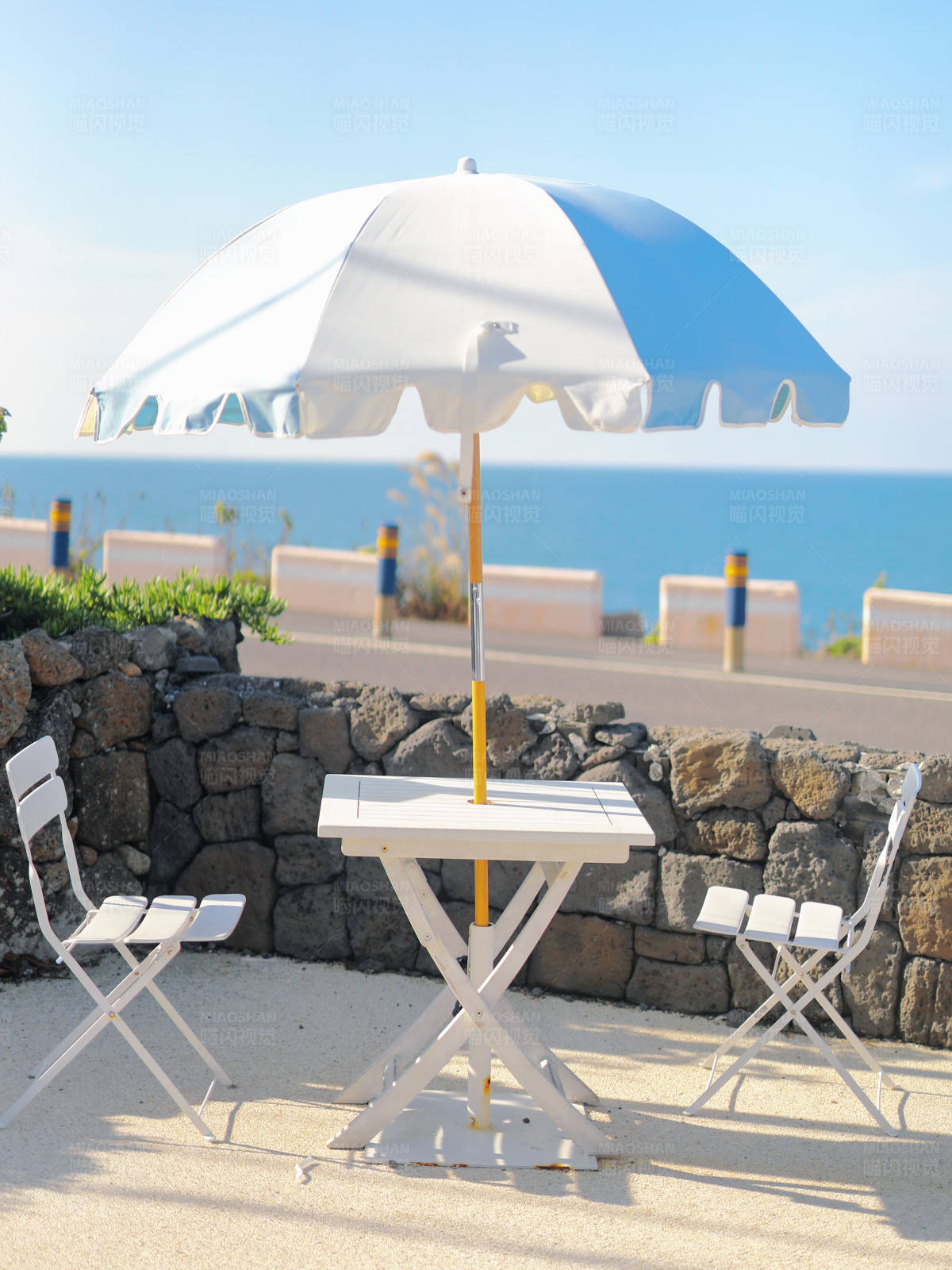 海边遮阳伞下的悠闲时光图片