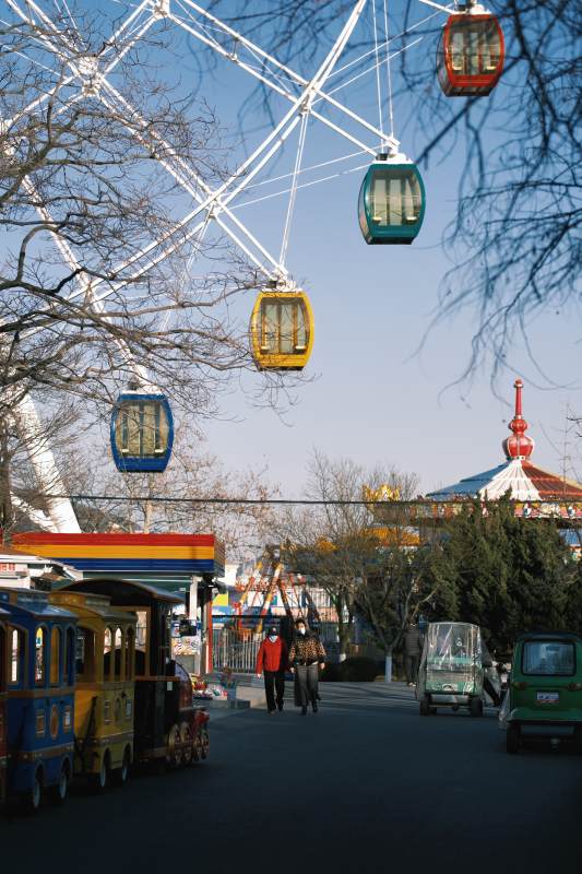 游乐园里的摩天轮图片