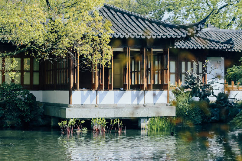 湖畔古建筑图片