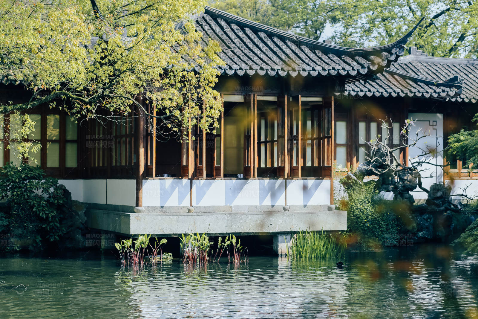 湖畔古建筑图片