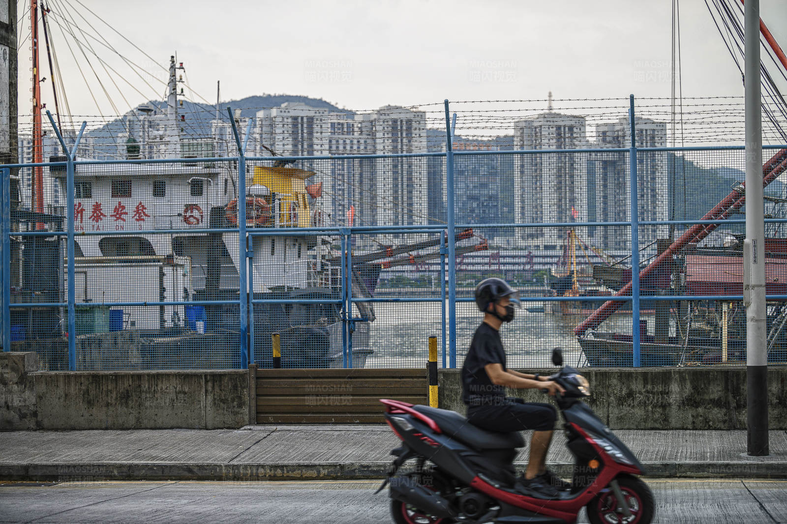 城市边缘的摩托骑士图片