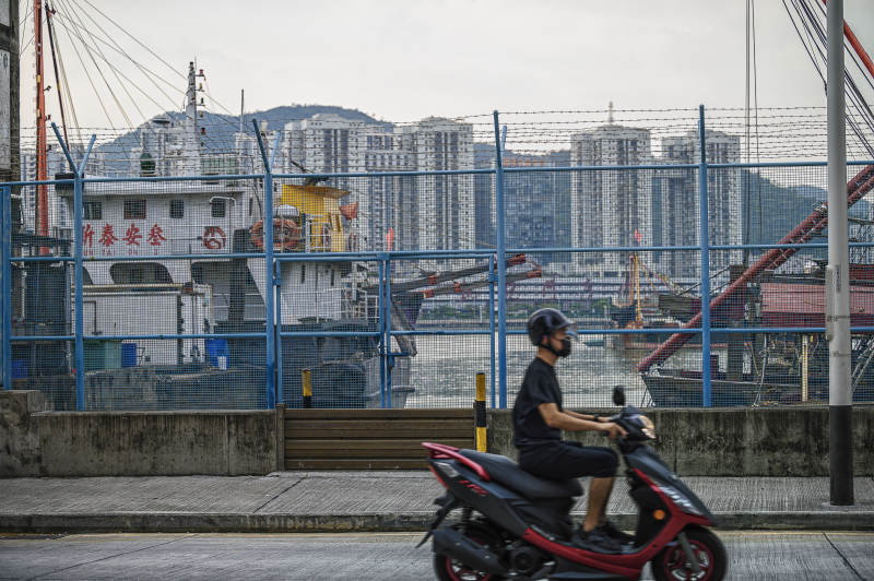 城市边缘的摩托骑士图片