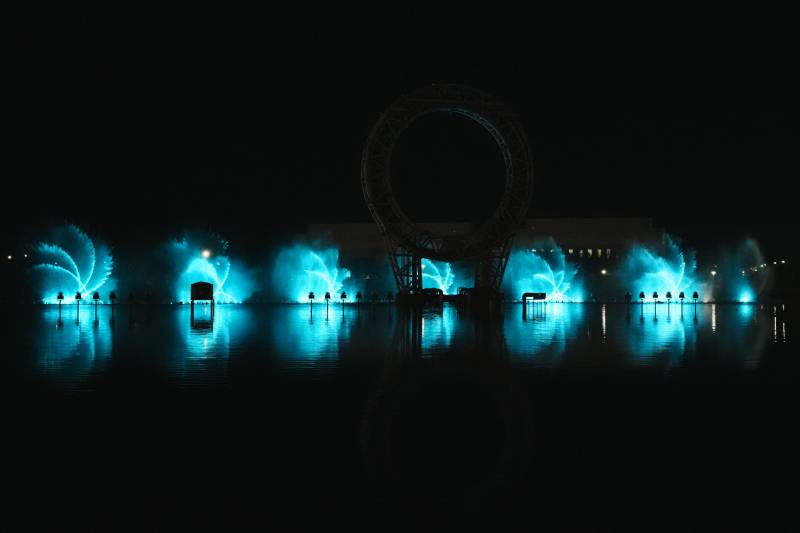 蓝色喷泉夜景图片