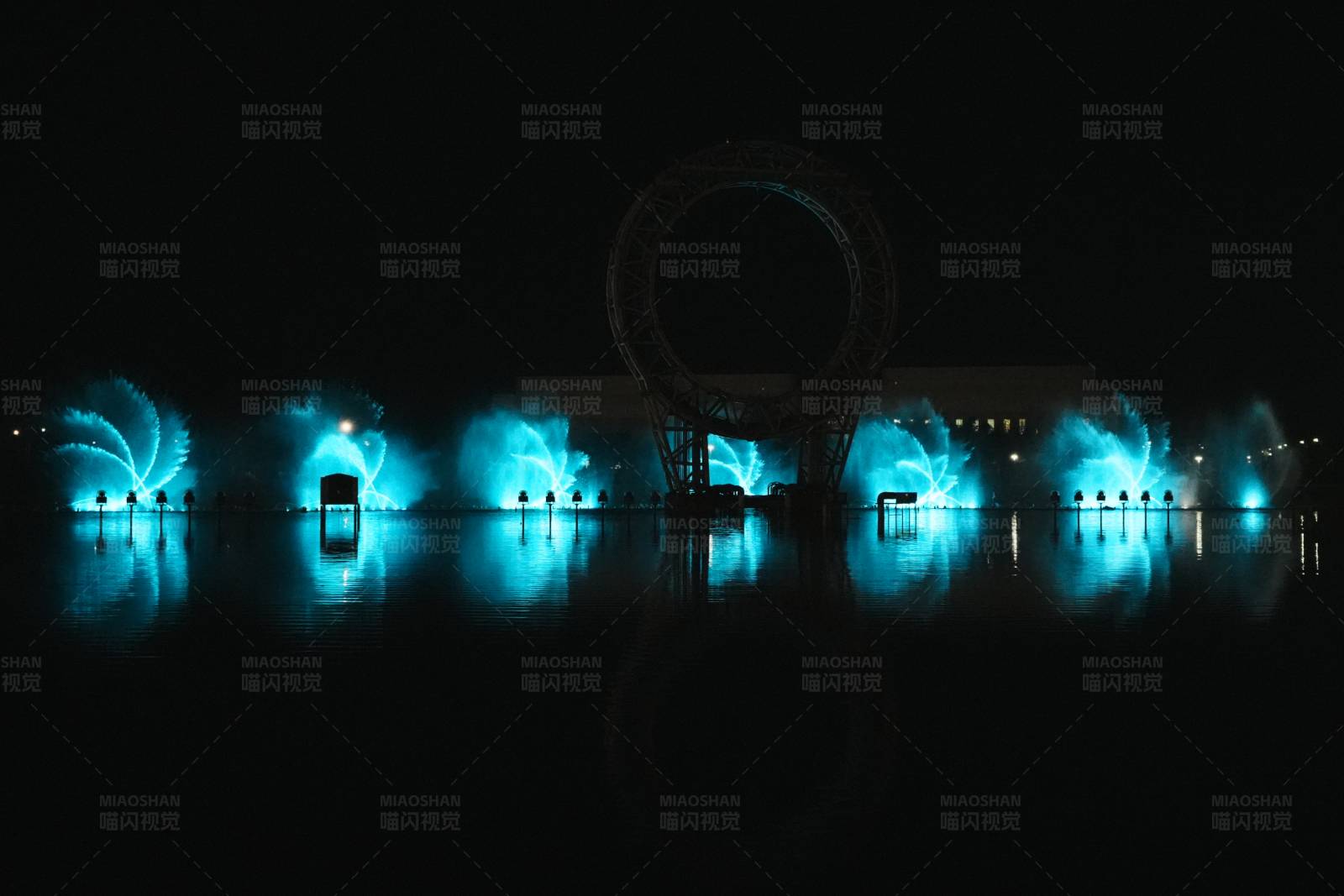 蓝色喷泉夜景图片