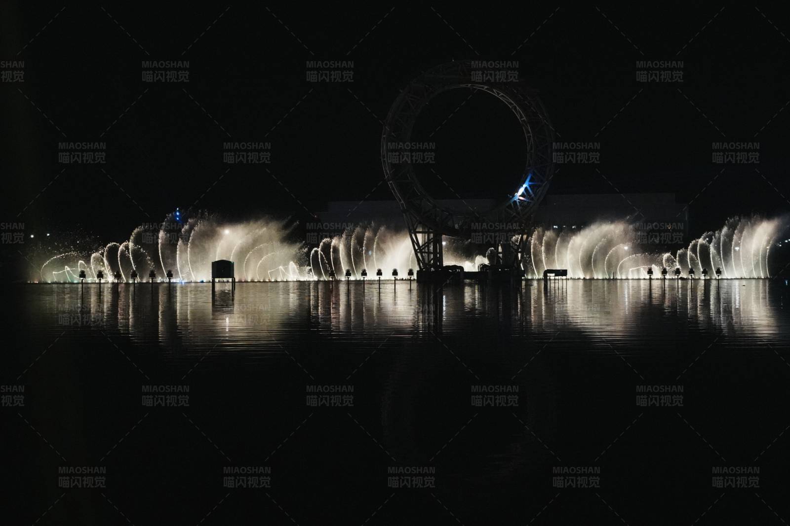 夜色喷泉秀图片