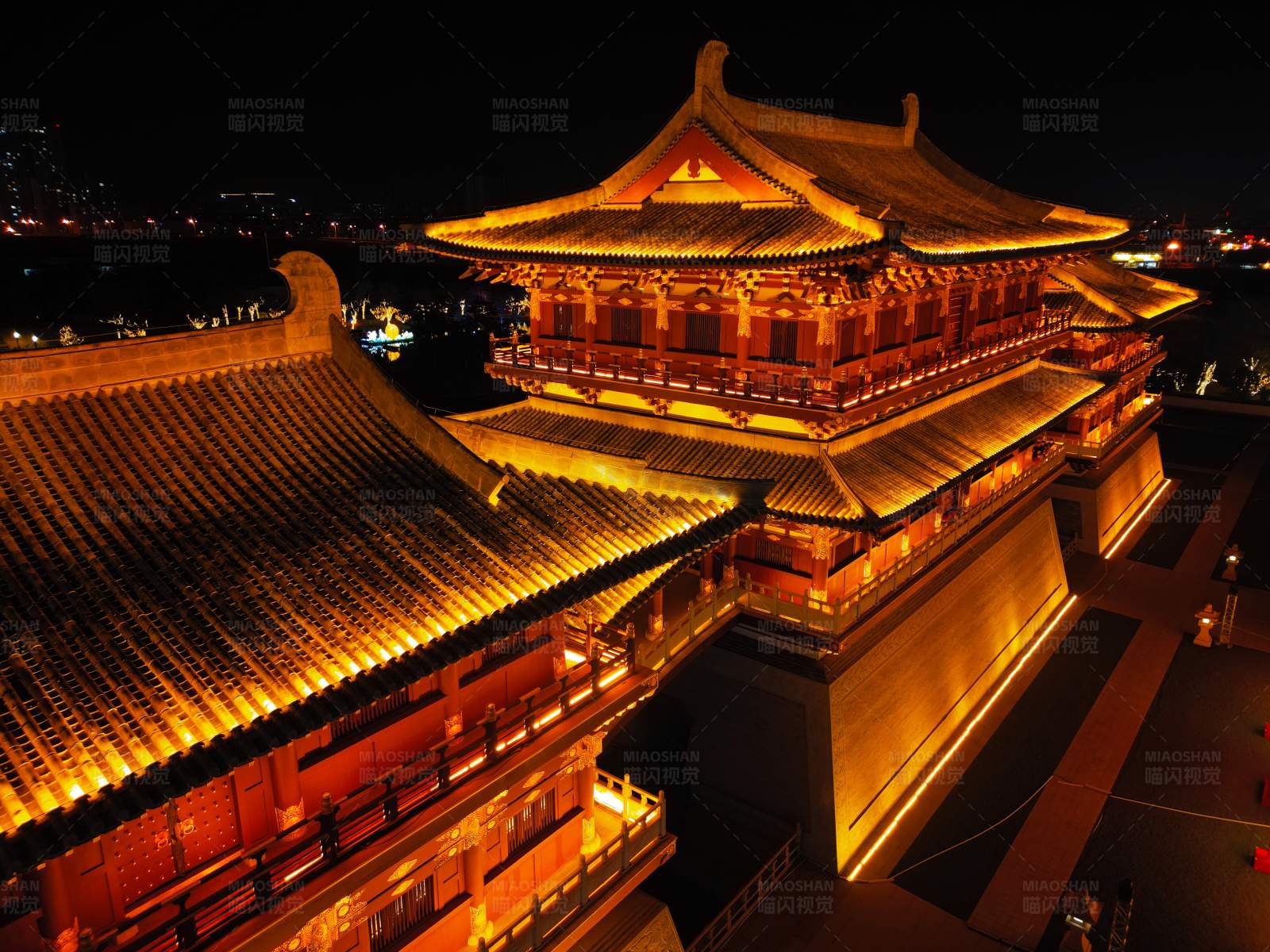 夜色中的古城墙图片