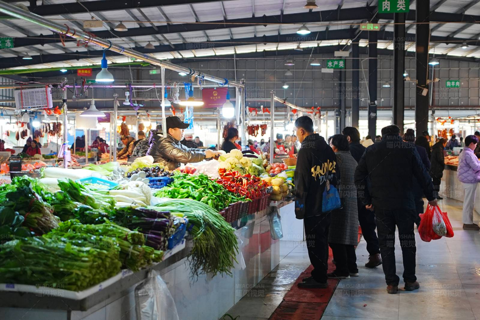 热闹的蔬菜市场图片