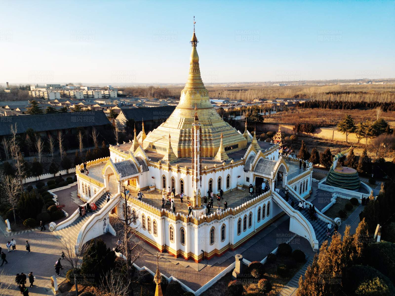 金色佛塔俯瞰图图片