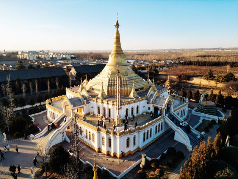 金色佛塔俯瞰图图片