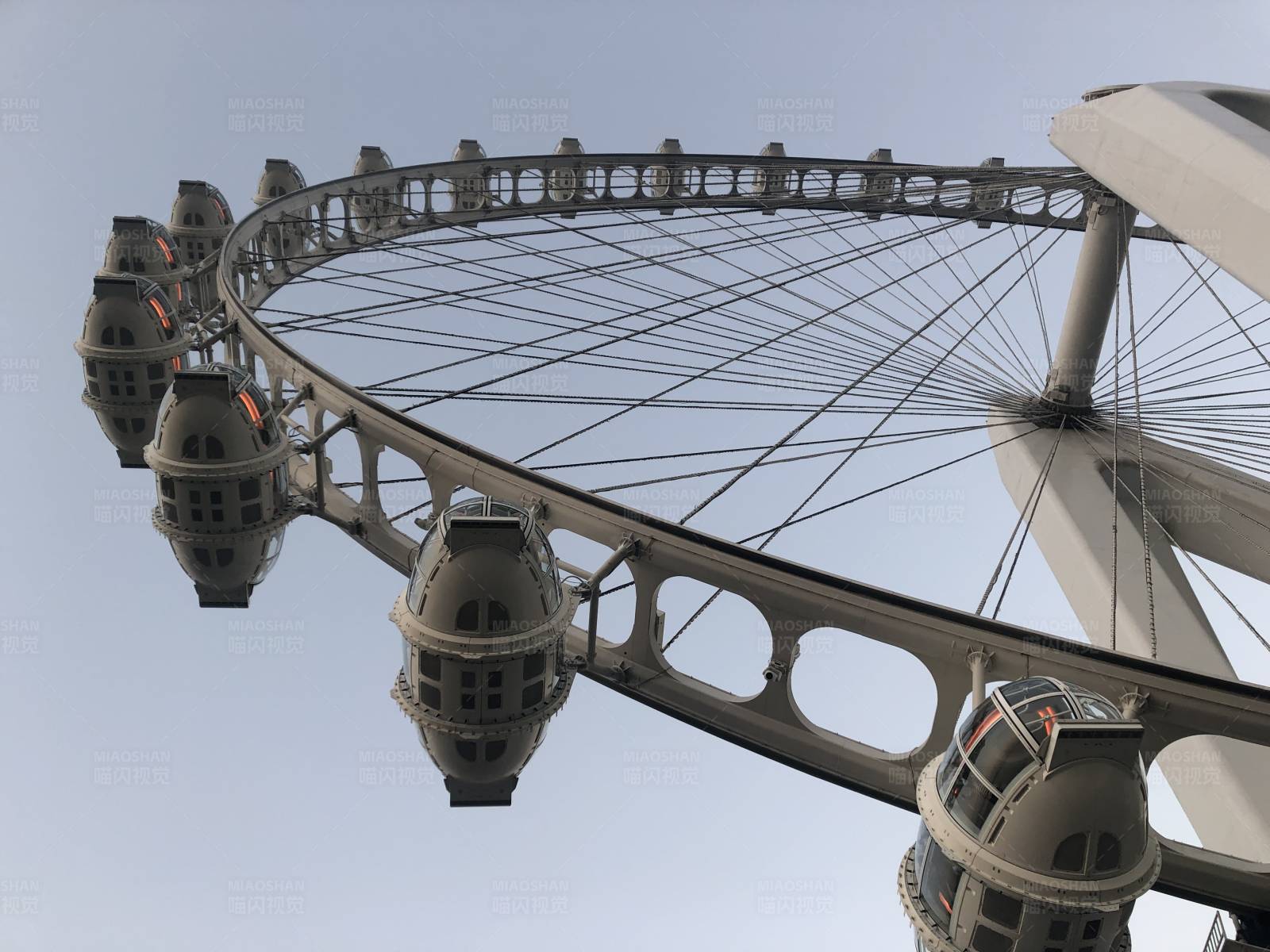 摩天轮的天空视角图片