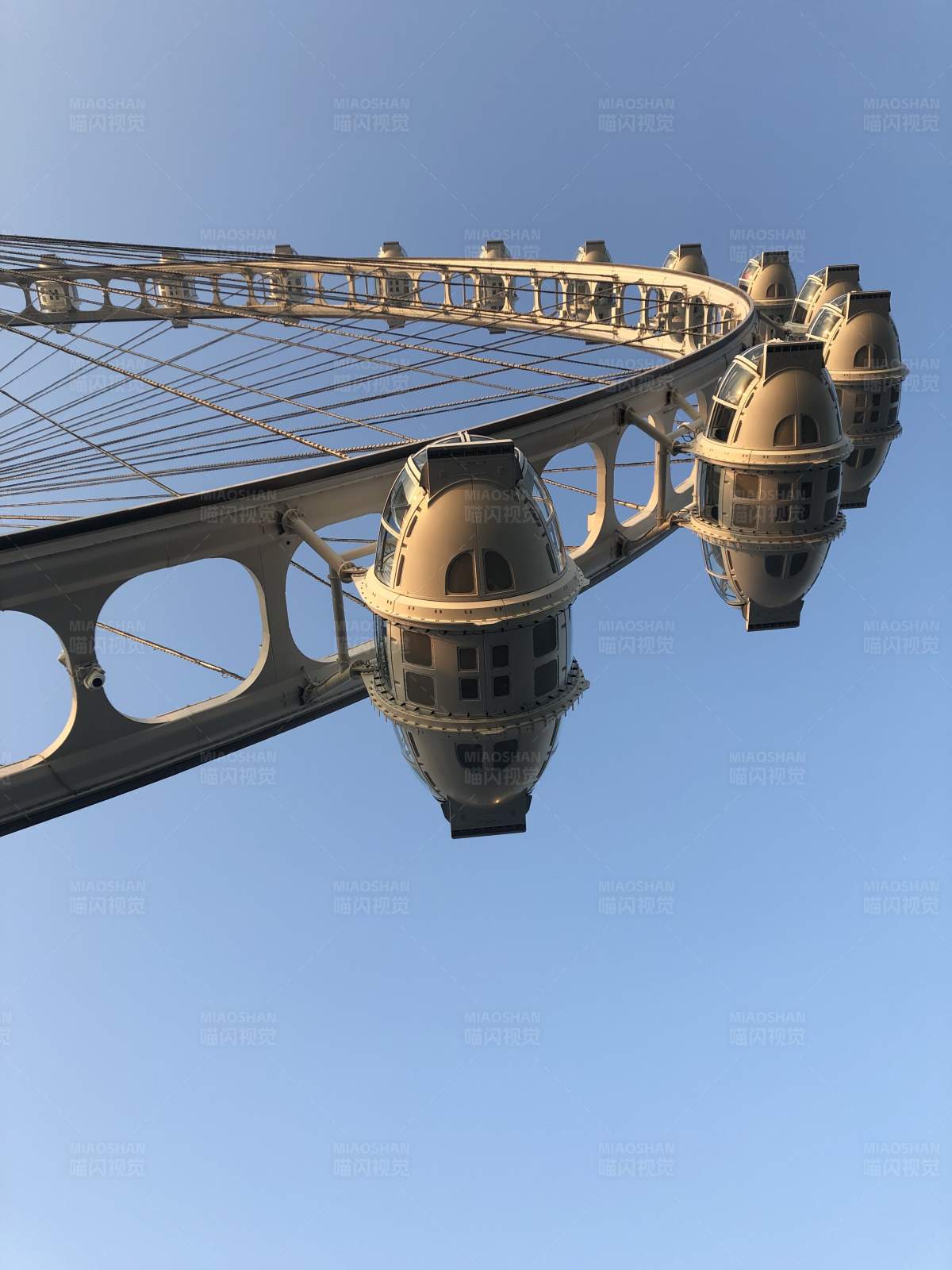 摩天轮的天空视角图片