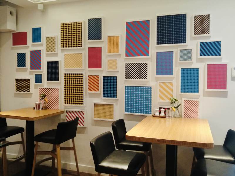 色彩斑斓的艺术咖啡角图片