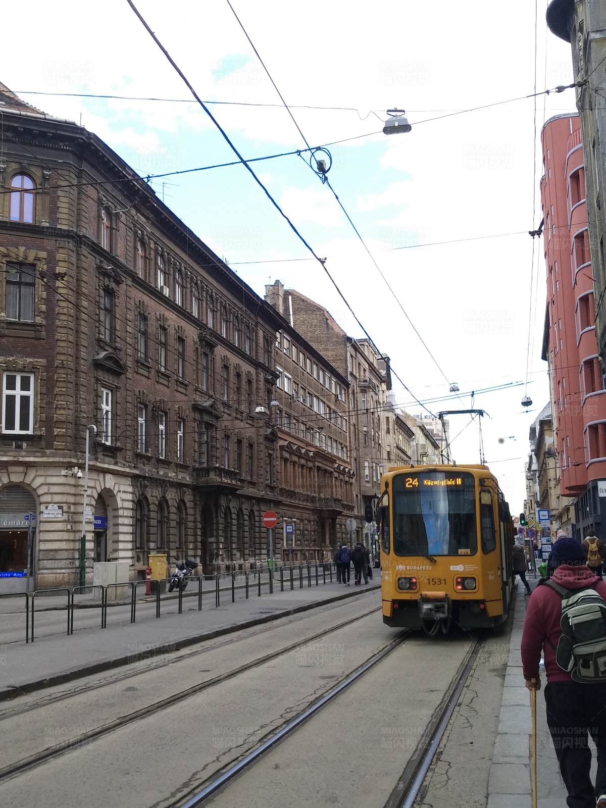 城市有轨电车街景图片