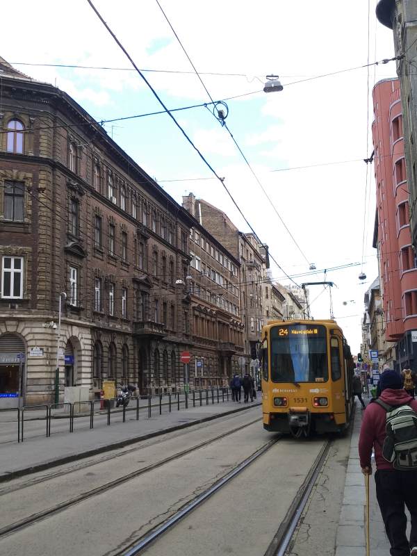 城市有轨电车街景图片