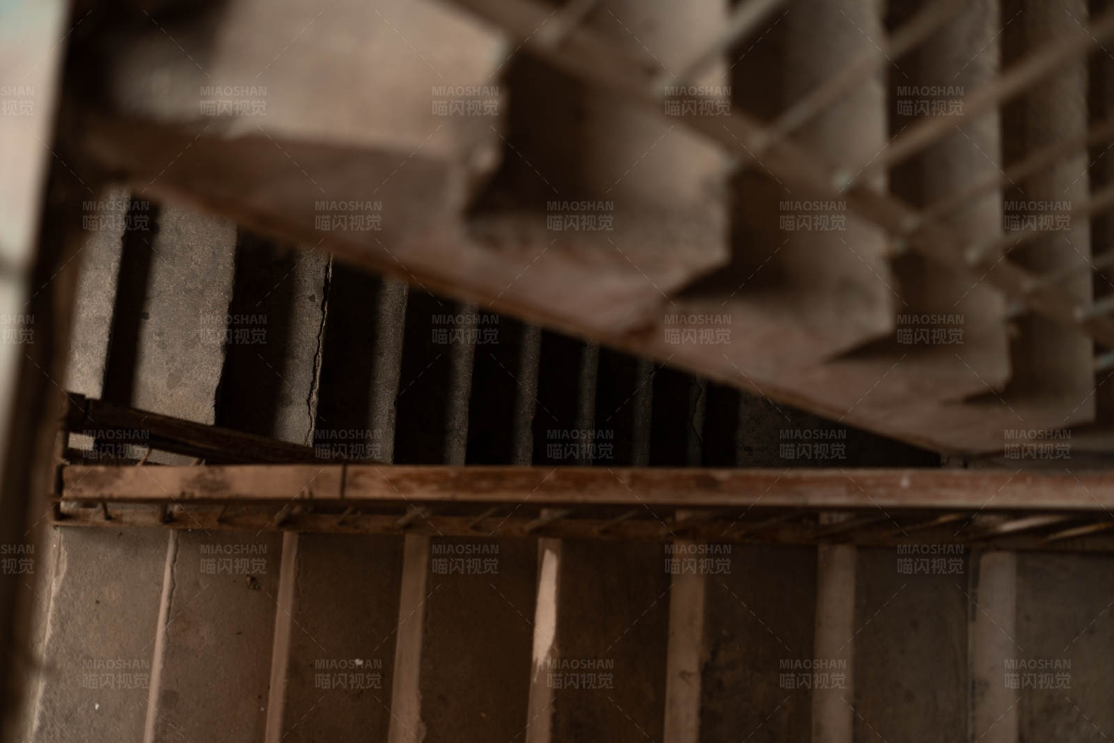 老旧楼梯间图片