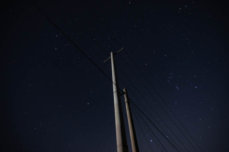夜空下的电线杆图片
