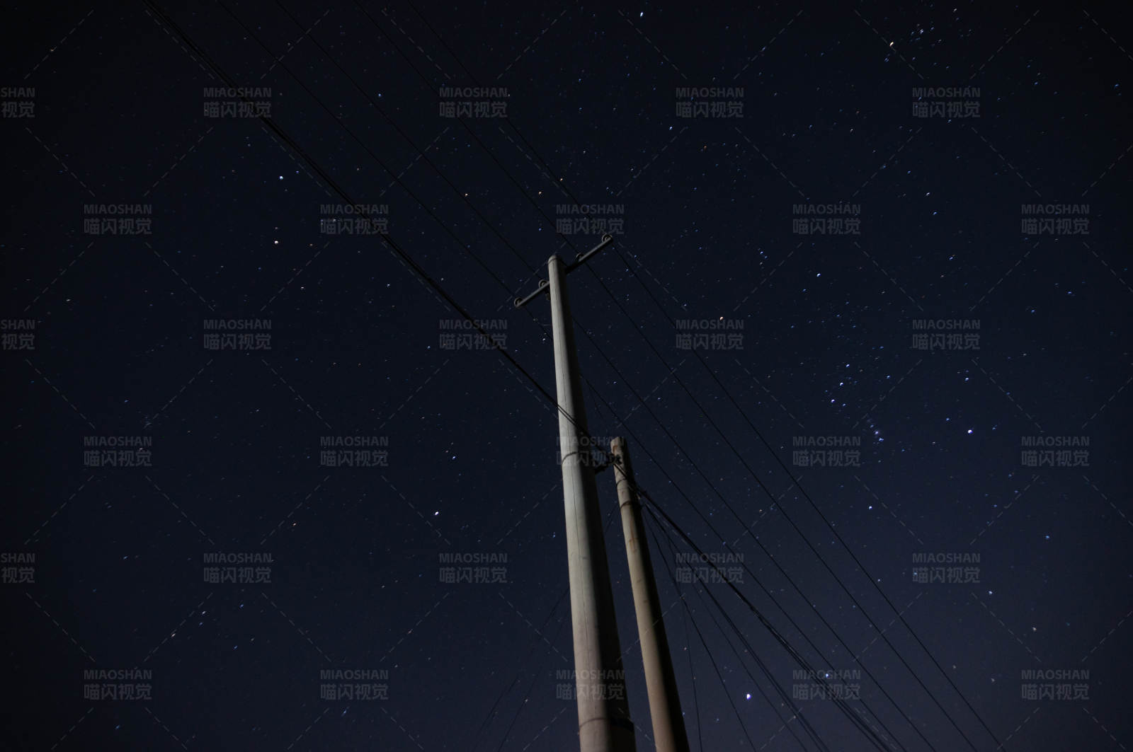 夜空下的电线杆图片