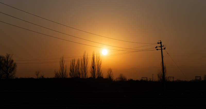 夕阳下的电线杆图片