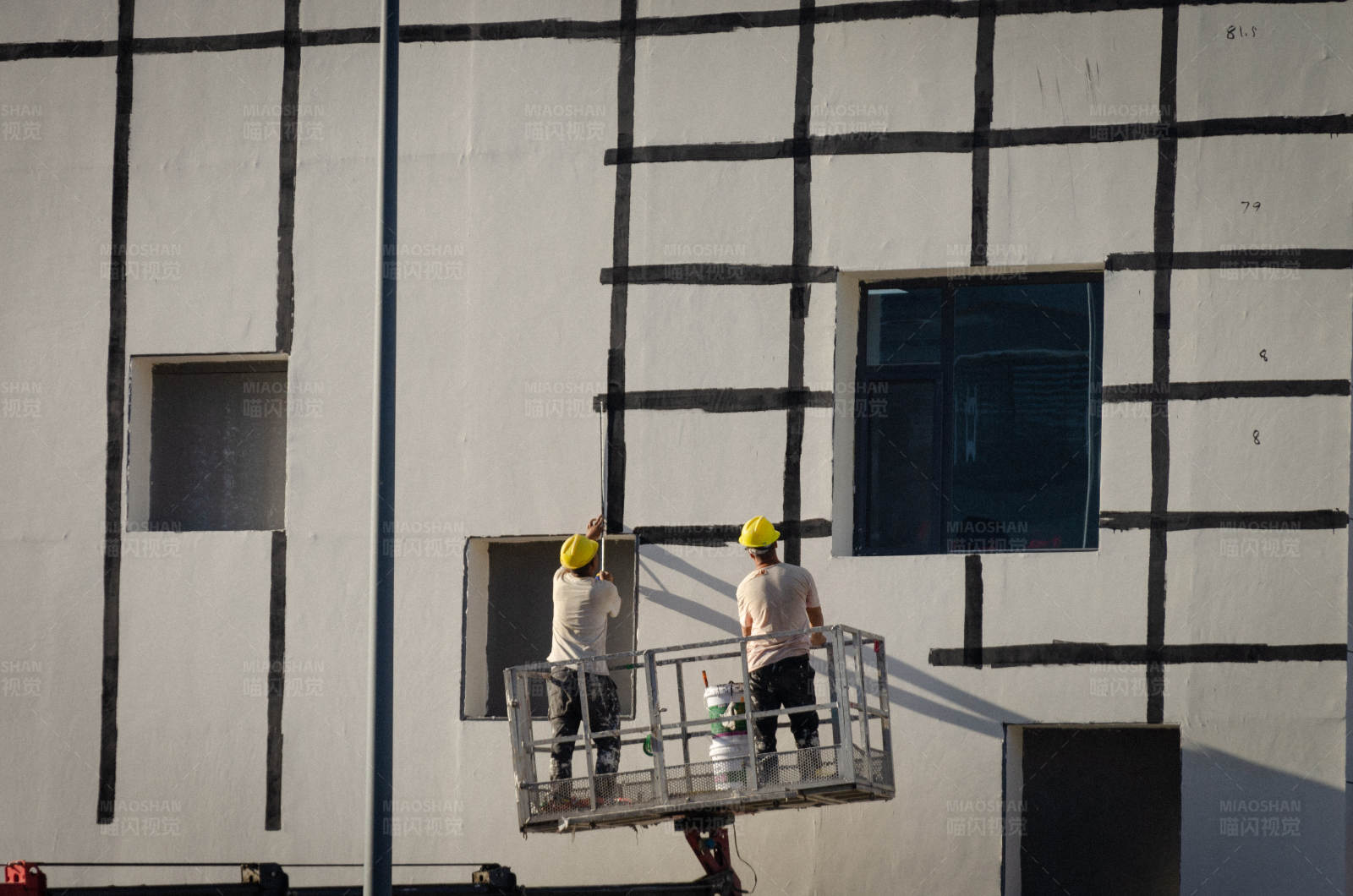 高空作业的建筑工人图片